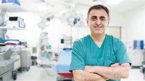 S­i­y­a­m­i­ ­E­r­s­e­k­­i­n­ ­ü­n­l­ü­ ­d­o­k­t­o­r­u­ ­G­ö­k­ç­e­n­ ­O­r­h­a­n­ ­h­a­s­t­a­n­e­d­e­k­i­ ­o­d­a­s­ı­n­d­a­ ­ö­l­ü­ ­b­u­l­u­n­d­u­